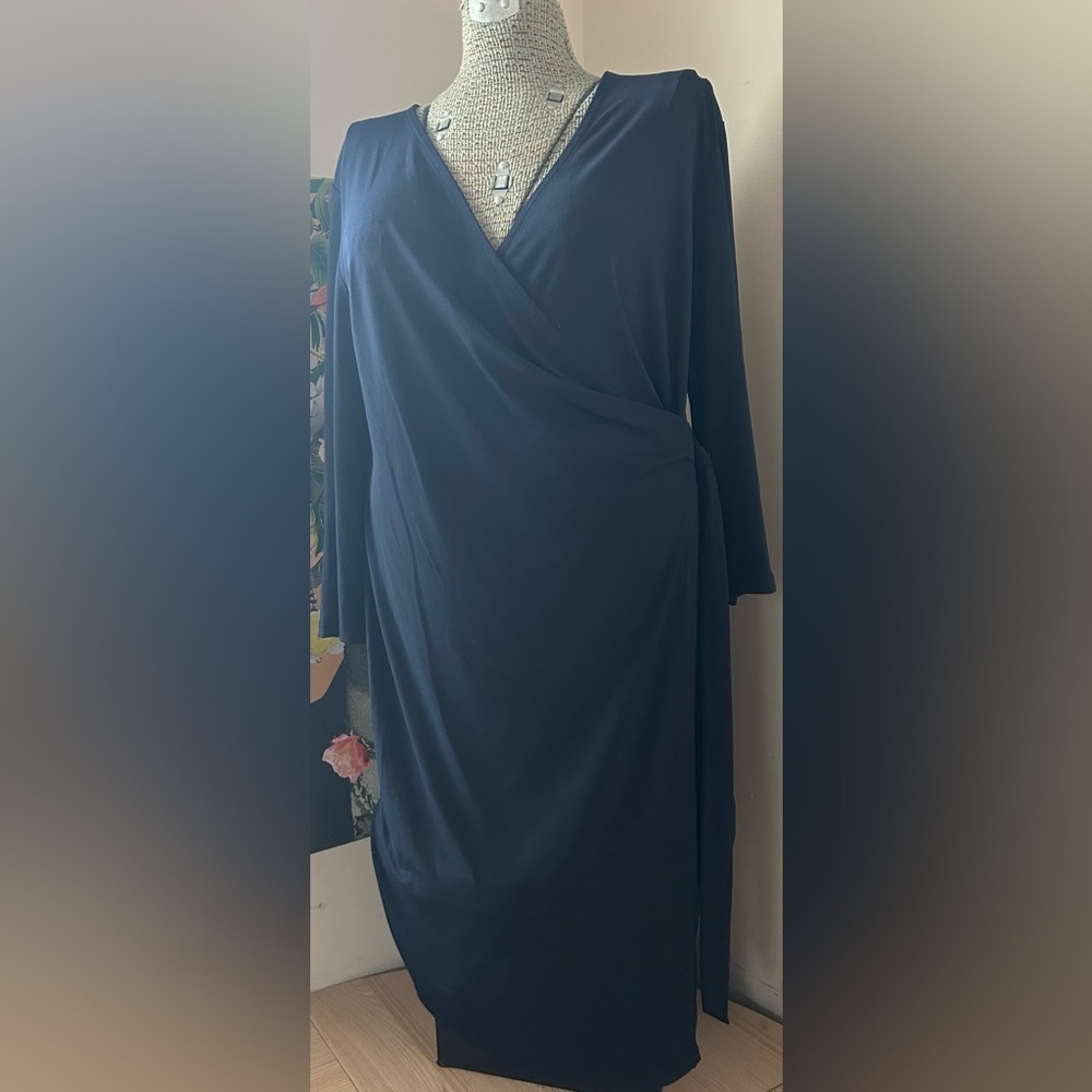 NWOT LIMITED FAUX WRAP NAVY BLUE 3/4 SLEEVE DRESS. FLATTERING ON ALL BODY TYPES - Picture 2 of 7